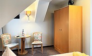 Beispiel Doppelzimmmer mit Sitzecke und Kleiderschrank, Foto:  Ulrike Haselbauer, Lizenz: Tourismusverband Lausitzer Seenland e.V.