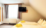 Beispiel Doppelzimmmer mit Doppelbett und Fernseher, Foto:  Ulrike Haselbauer, Lizenz: Tourismusverband Lausitzer Seenland e.V.
