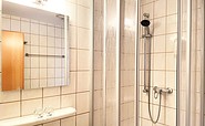 Beispiel Bad im Doppelzimmer mit Waschbecken und Dusche, Foto:  Ulrike Haselbauer, Lizenz: Tourismusverband Lausitzer Seenland e.V.