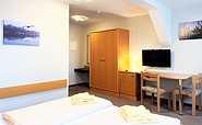 Beispiel Doppelzimmmer mit Sitzecke und Kleiderschrank, Foto:  Ulrike Haselbauer, Lizenz: Tourismusverband Lausitzer Seenland e.V.