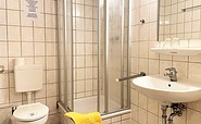 Beispiel Bad im Doppelzimmer mit Waschbecken, Dusche und WC, Foto:  Ulrike Haselbauer, Lizenz: Tourismusverband Lausitzer Seenland e.V.