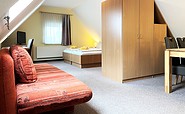 Blick ins Apartment mit Kleiderschrank als Raumteiler, Foto:  Ulrike Haselbauer, Lizenz: Tourismusverband Lausitzer Seenland e.V.