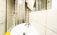 Bad mit Dusche und Waschbecken mit Ablage, Foto:  Ulrike Haselbauer, Lizenz: Tourismusverband Lausitzer Seenland e.V.