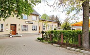 Blick zur Gaststätte und Biergarten, Foto: Antje Andreas , Lizenz:  Gasthof &amp; Pension Zur Friedenseiche