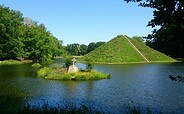 Seepyramide (Tumulus) im Branitzer Park, Foto: CMT Cottbus, Lizenz: CMTG Cottbus