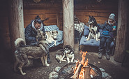 Huskys am Feuer, Foto: J. Friedrich