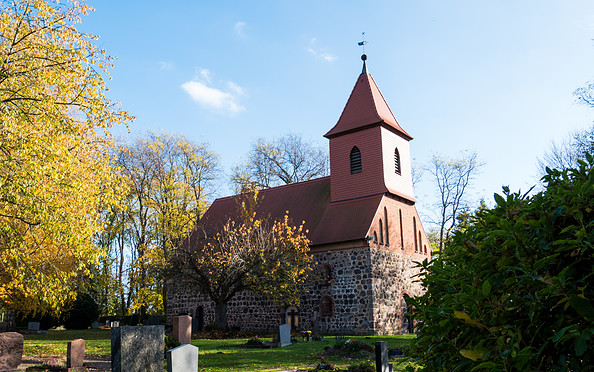 Dorfkirche Rädigke im Herbst, Foto: Catharina Weisser, Lizenz: Tourismusverband Fläming e.V.