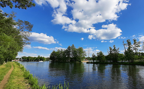 Oder-Spree Canal in front of the Wernsdorf lock, Foto: Dana KLaus, Lizenz: Tourismusverband Dahme-Seenland e.V.