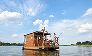 Floßverlei TreibGuT Entspannen und Angeln auf dem Floß, Foto: Saskia Uppenkamp, Lizenz: TreibGuT GbR