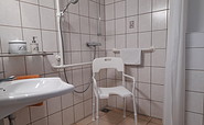 Barrierefreie Dusche mit Stuhl, Foto: Georg Bartsch, Lizenz: Seyffarth-Bartsch GbR