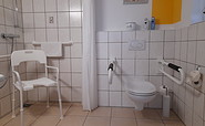 Barrierefreies Bad mit Dusche und WC, Foto: Georg Bartsch, Lizenz: Seyffarth-Bartsch GbR