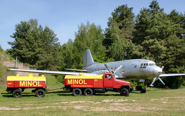 Luftfahrtmuseum Finowfurt - Tankfahrzeug Typ G5 vor einer IL-14, Foto: Birk Polten, Lizenz: Birk Polten