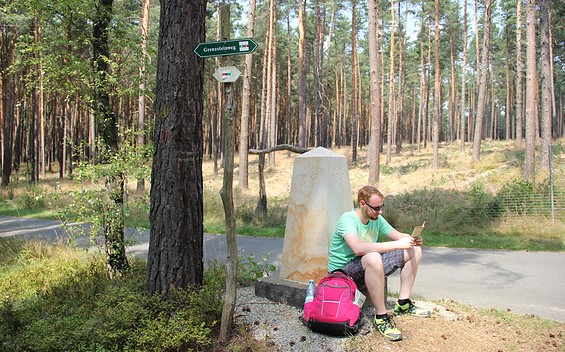 Wanderer am Grenzsteinweg, Foto: TV Elbe-Elster-Land, Lizenz: TV Elbe-Elster-Land