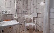 Shower with chair, Foto: Georg Bartsch, Lizenz: Seyffarth-Bartsch GbR