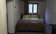 Zimmer mit Doppelbett, Foto: Michael Bernau