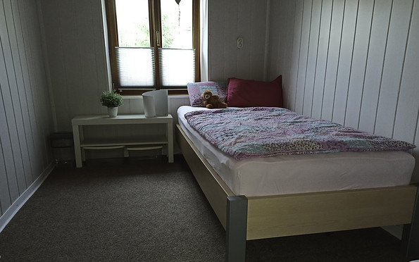 Zimmer mit Einzelbett, Foto: Michael Bernau