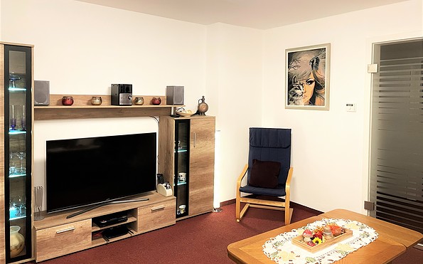 Wohnzimmer mit Blick zum Fernseher, Foto: Ulrike Haselbauer, Lizenz: Tourismusverband Lausitzer Seenland e.V.