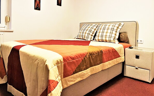 Schlafzimmer mit Doppelbett, Foto: Ulrike Haselbauer, Lizenz: Tourismusverband Lausitzer Seenland e.V.