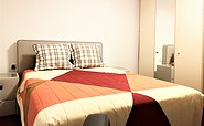 Schlafzimmer mit Kleiderschrank, Foto: Ulrike Haselbauer, Lizenz: Tourismusverband Lausitzer Seenland e.V.