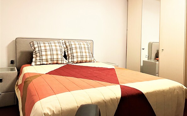 Schlafzimmer mit Kleiderschrank, Foto: Ulrike Haselbauer, Lizenz: Tourismusverband Lausitzer Seenland e.V.