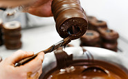 Von Hand mit Schokolade überzogener Baumkuchen aus Cottbus | Groch &amp; Erben, Foto: Johannes Zantow, Lizenz: Groch &amp; Erben