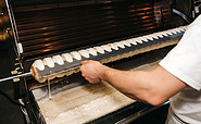 Durch das Kämmen erhält der Baumkuchen seine bekannte Form | Groch &amp; Erben, Foto: Johannes Zantow, Lizenz: Groch &amp; Erben