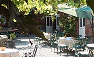 Hofterrasse weinberankt , Foto: Hotel Alte Försterei Kloster Zinna