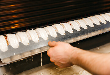 Kämmen des Cottbuser Baumkuchens | Groch & Erben, Foto: Johannes Zantow, Lizenz: Groch & Erben