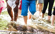 Barfußpark - Kinderfüße laufen durch Wasser, Foto: Karsten Eichhorn, Lizenz: Der Barfußpark Beelitz-Heilstätten