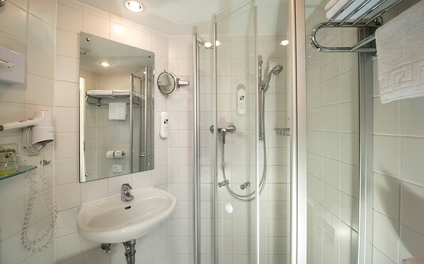 Badezimmer mit Dusche, Foto: Julian Mieske, Lizenz: AHORN Hotels &amp; Resorts