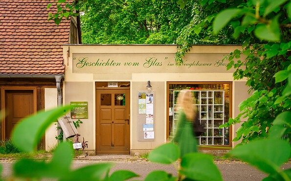 Entrance to the Tourist-Information Stechlin in Glasmacherhaus Neuglobsow, Foto: André Wirsig, Lizenz: REGiO-Nord mbH