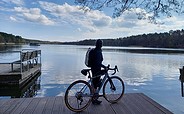 Radfahrerin am Haussee in Himmelpfort, Foto: Michelle Engel, Lizenz: TV Ruppiner Seenland