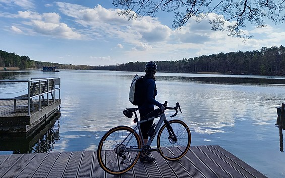Radfahrerin am Haussee in Himmelpfort, Foto: Michelle Engel, Lizenz: TV Ruppiner Seenland