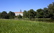 Blick vom Schlosspark über den Schlossteich auf das Schloss Wiesenburg, Foto: TMB-Fotoarchiv/Hahn