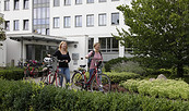 Zwei Radfahrerinnen vor dem Hotel Sport- und Bildungszentrum Lindow, Foto: Hotel Sport- und Bildungszentrum Lindow, Lizenz: Hotel Sport- und Bildungszentrum Lindow