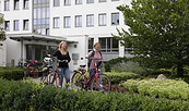 Two cyclists in front of the Hotel Sport and Education Center Lindow, Foto: Hotel Sport and Education Center Lindow, Lizenz: Hotel Sport and Education Center Lindow