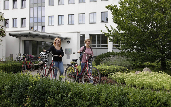 Two cyclists in front of the Hotel Sport and Education Center Lindow, Foto: Hotel Sport and Education Center Lindow, Lizenz: Hotel Sport and Education Center Lindow