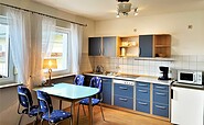 Ferienwohnung Jacko: Wohnzimmer mit offener Küche, Foto: Ulrike Haselbauer, Lizenz: Tourismusverband Lausitzer Seenland e.V.