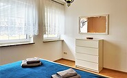 Ferienwohnung Jacko: Schlafzimmer mit Komode und Spiegel, Foto: Ulrike Haselbauer, Lizenz: Tourismusverband Lausitzer Seenland e.V.