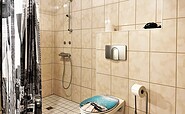 Ferienwohnung Jacko: Bad mit Dusche und WC, Foto: Ulrike Haselbauer, Lizenz: Tourismusverband Lausitzer Seenland e.V.