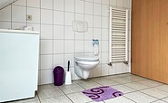 Ferienwohnung Pedro: Bad mit WC und Waschmaschine, Foto: Ulrike Haselbauer, Lizenz: Tourismusverband Lausitzer Seenland e.V.