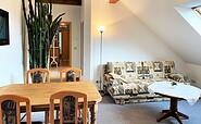 Ferienwohnung Carina: Wohnzimmer mit Sofa, Foto: Ulrike Haselbauer, Lizenz: Tourismusverband Lausitzer Seenland e.V.