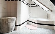 Holiday flat Carina: Bathroom with corner bathtub, Foto: Ulrike Haselbauer, Lizenz: Tourismusverband Lausitzer Seenland e.V.