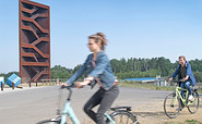 Radfahrer am Rostigen Nagel, Foto: Nada Quenzel, Lizenz: Tourismusverband Lausitzer Seenland e.V.