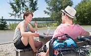 Radfahrer Pause am Spreetaler See, Foto: Nada Quenzel, Lizenz: Tourismusverband Lausitzer Seenland e.V.