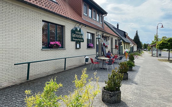 Außenansicht Gasthof Grüner Baum und Eisdiele Gramzow, Foto: Alena Lampe