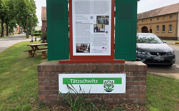 Display board in front of the school and local history room, Foto: Gregor Kockert, Lizenz: Tourismusverband Lausitzer Seenland e.V.