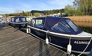 Motorboot mit Sonnen- und Regenschutz, Foto: Expeditours