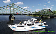 Yacht CARPE DIEM vor Glienicker Brücke, Foto: Günther Winkler, 12161 Berlin, Lizenz: Günther Winkler, 12161 Berlin