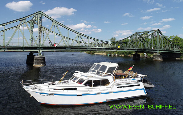 Yacht CARPE DIEM vor Glienicker Brücke, Foto: Günther Winkler, 12161 Berlin, Lizenz: Günther Winkler, 12161 Berlin